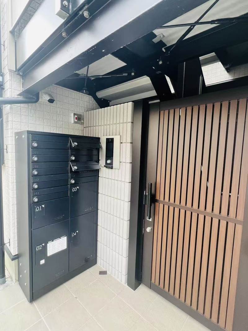 TS・旭町のエントランス。集合郵便受けとインターホン