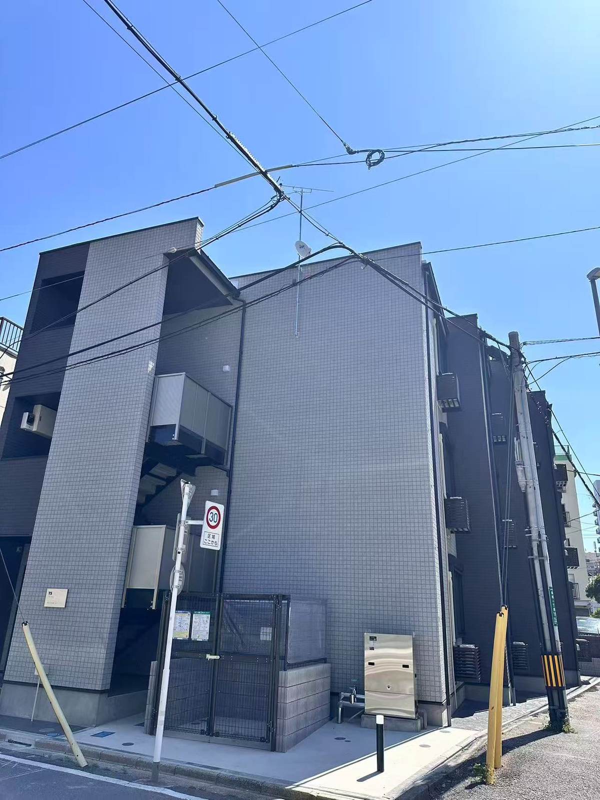 TS・川口の外観。白いタイル張りの建物