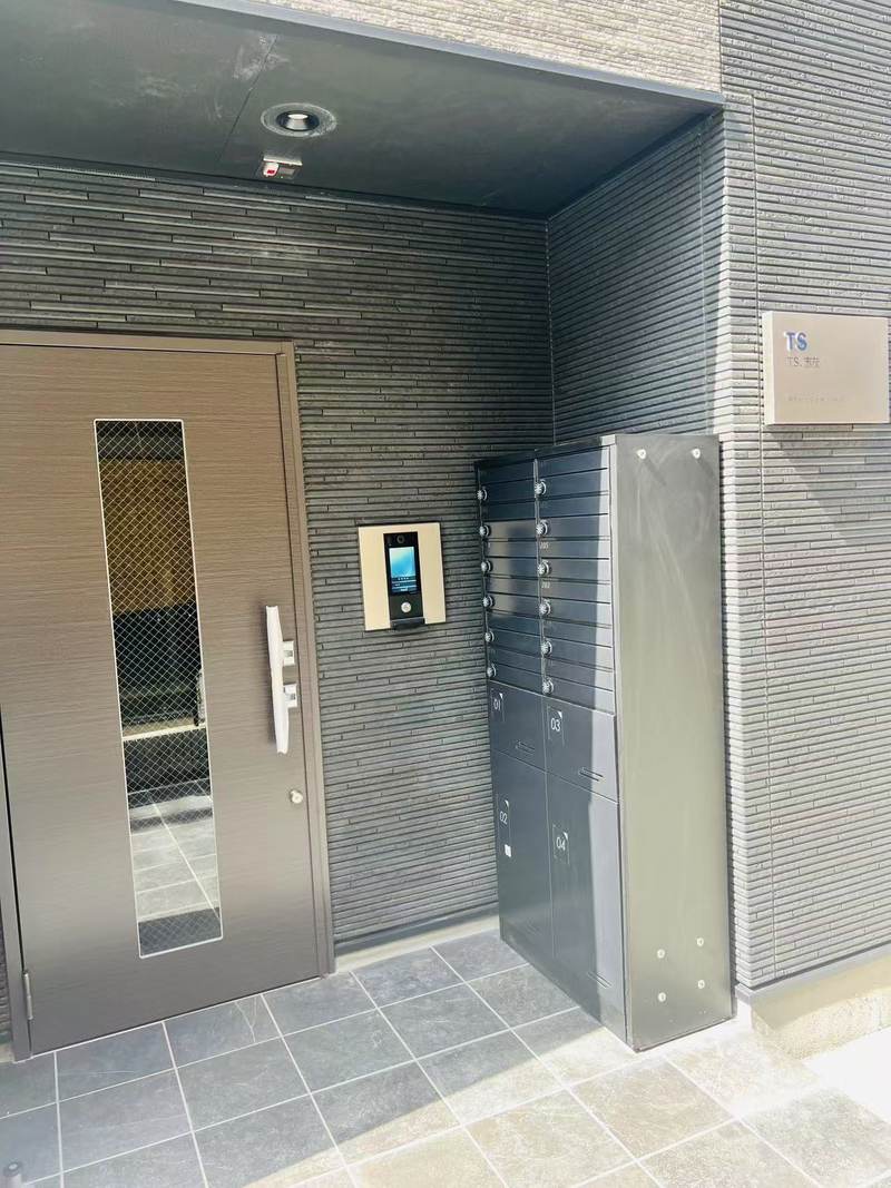 TS・志茂のエントランス。集合郵便受けとインターホン
