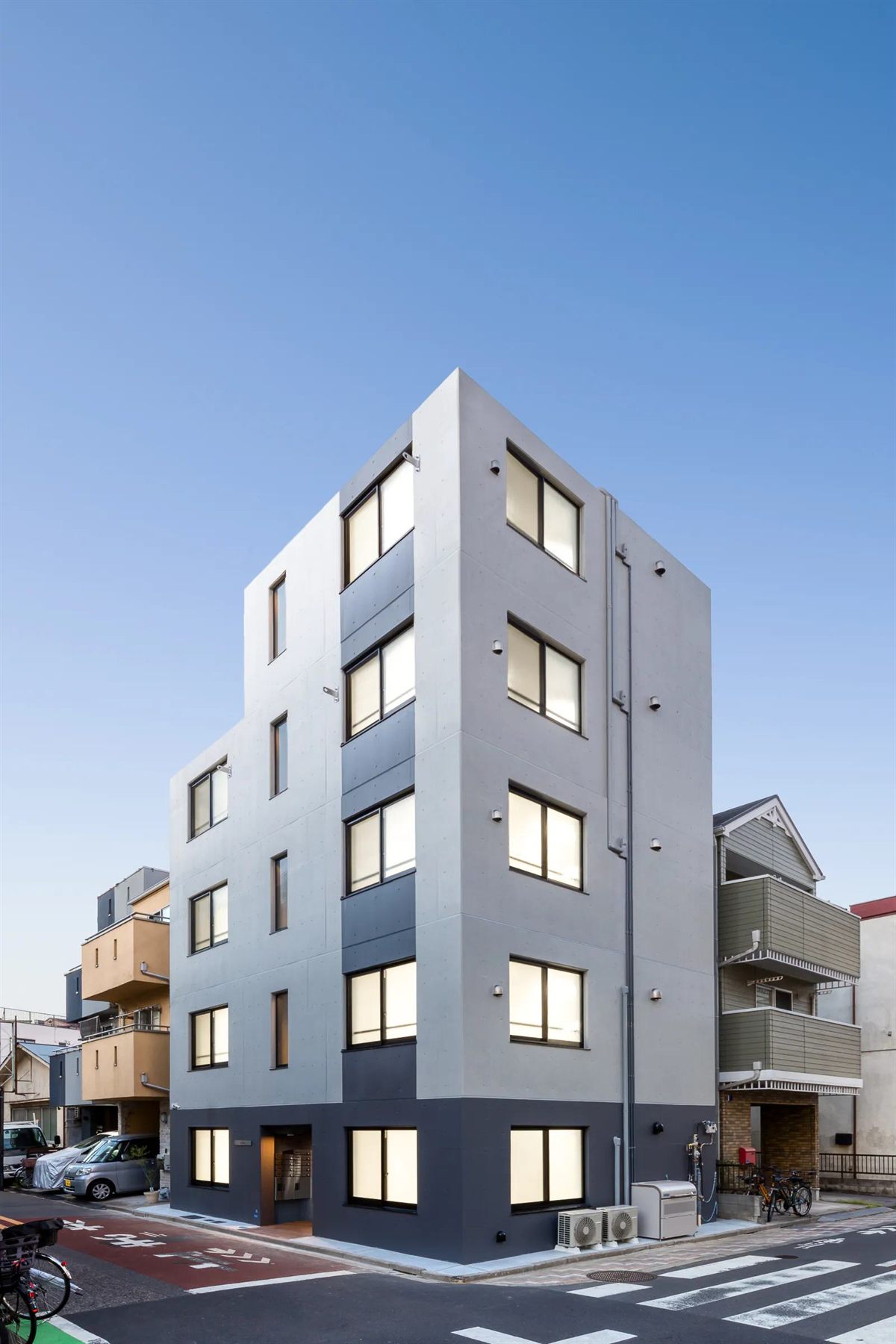TSシリーズのRC造マンション。白い外壁の5階建て