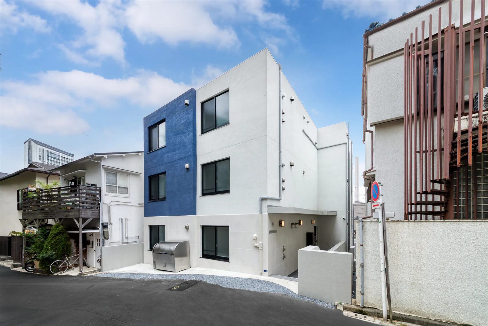 TSシリーズのRC造マンション。白い外壁に青いアクセントの建物